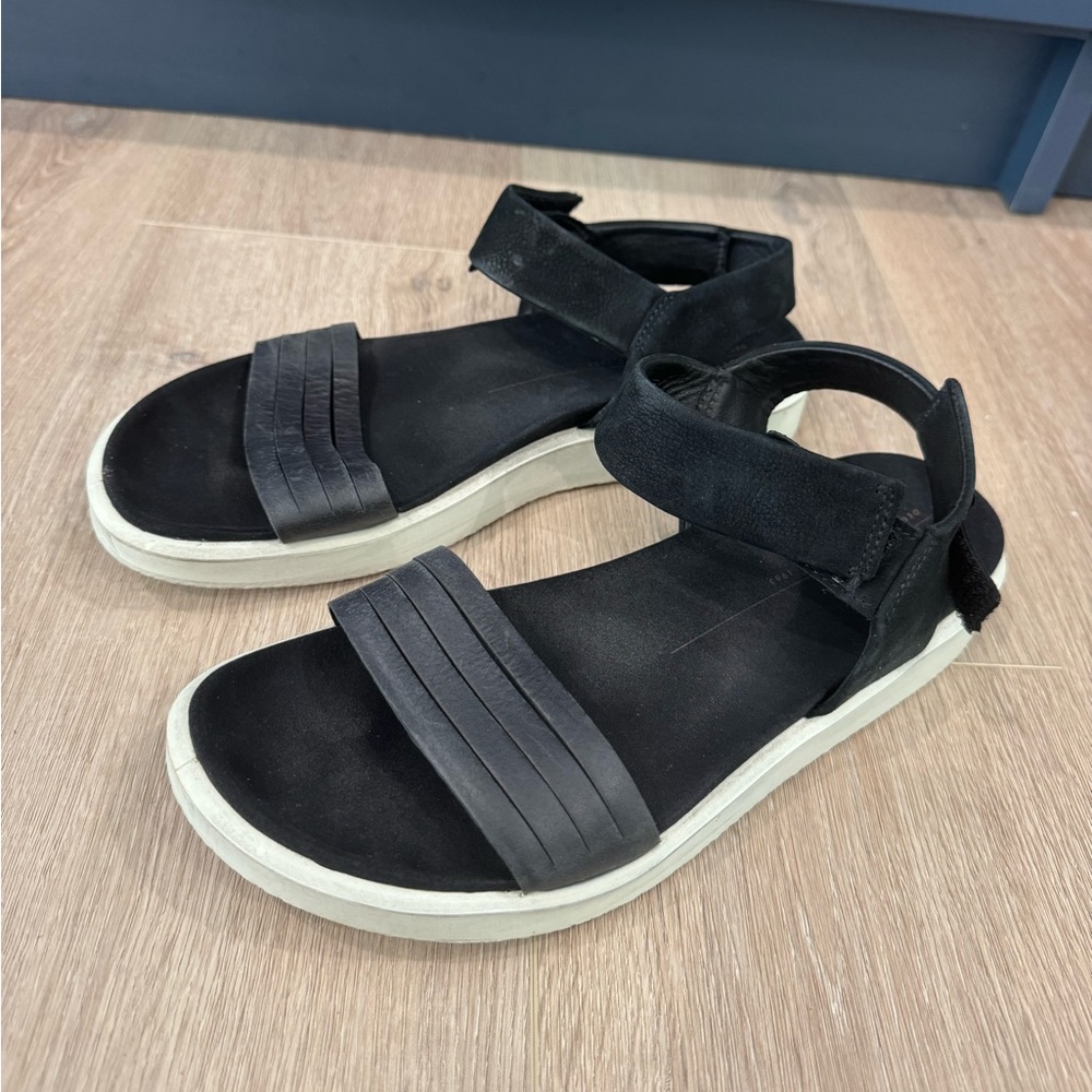 Ecco Flowt Sandal.  Super comfortable. Size 40 (US9)